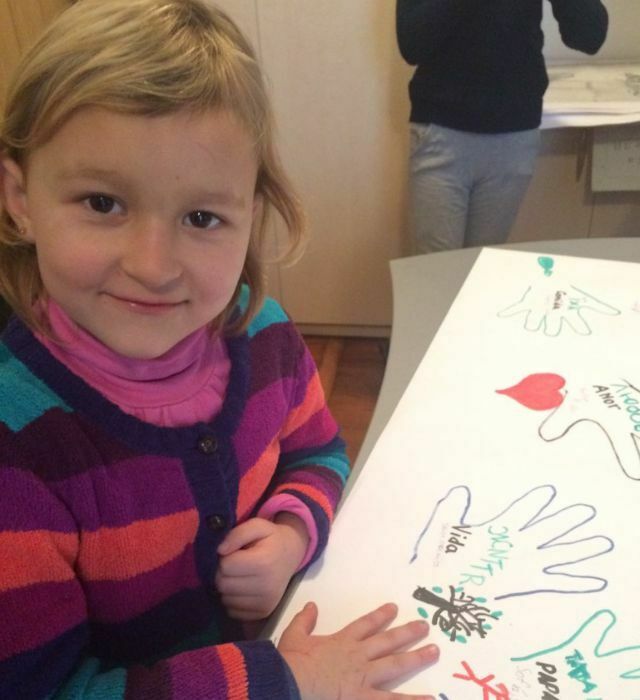 niña pintando peq niña pintando