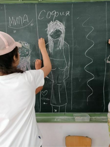 niña ucraniana pintando en la escuela