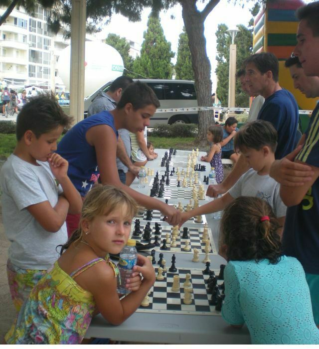 niños jugando verano