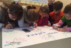 niños pintando
