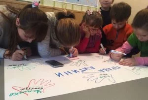 niños pintando