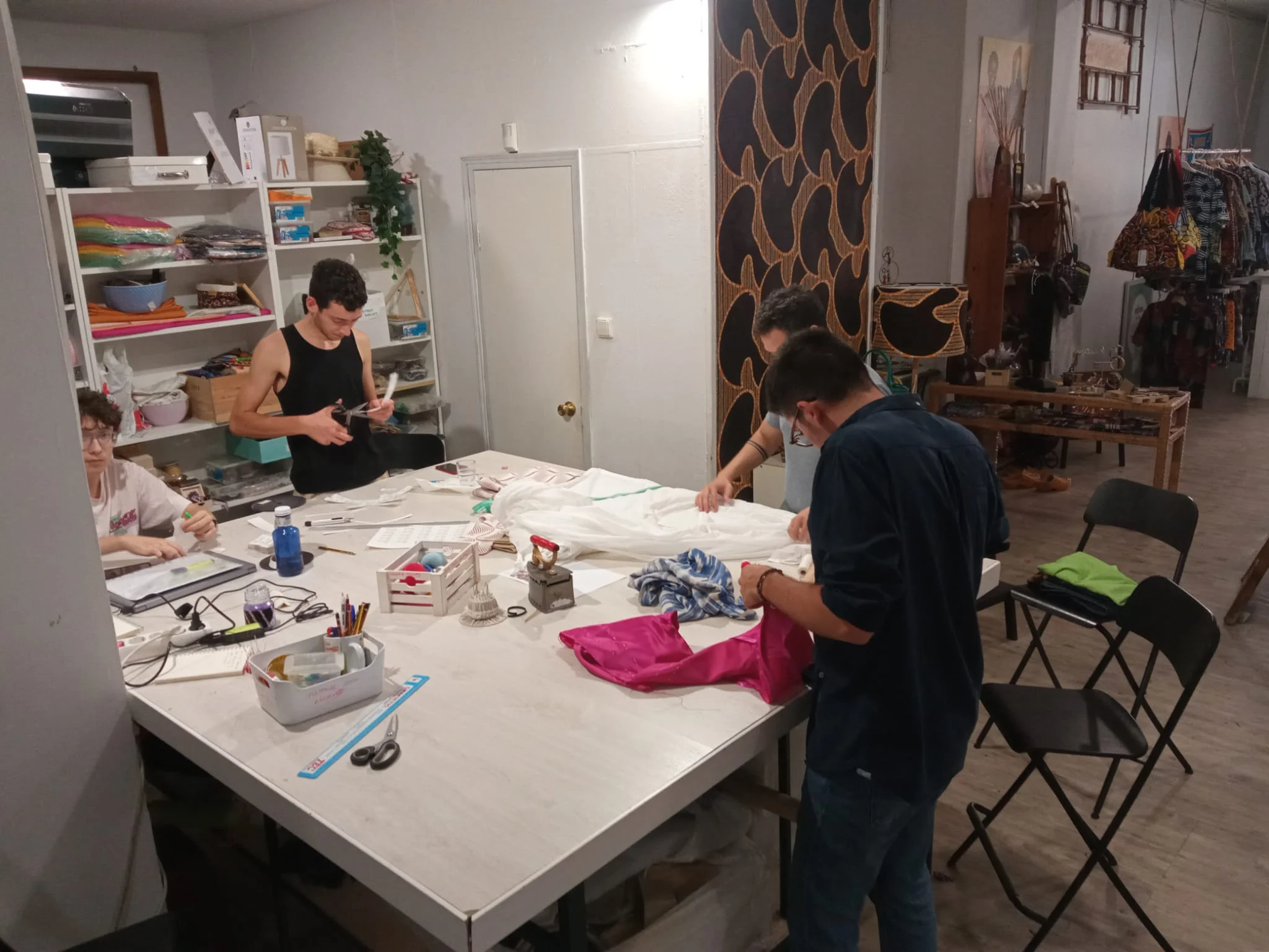 taller costura chicos chicos cosiendo en espai