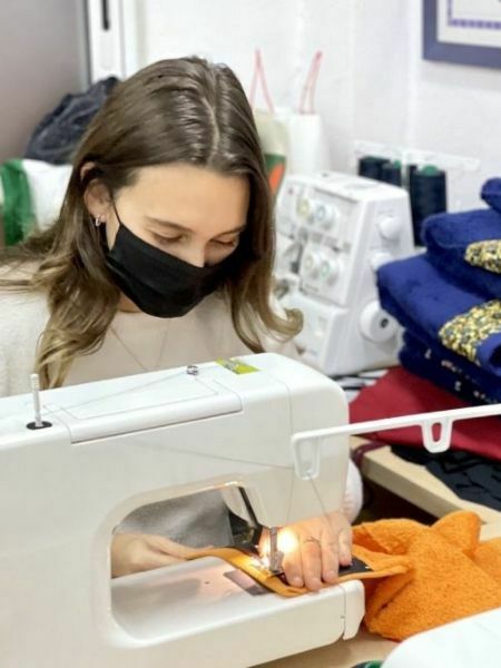 taller de costura chica cosiendo