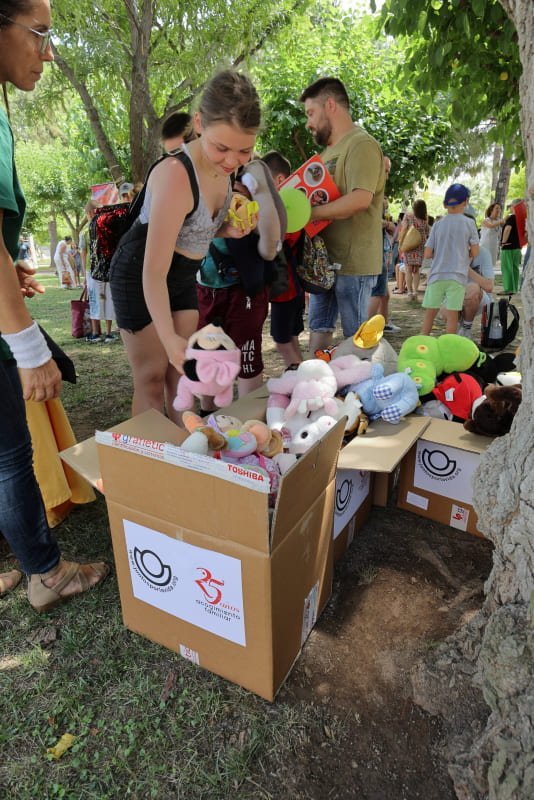 niña ucrania con muñecos llegada