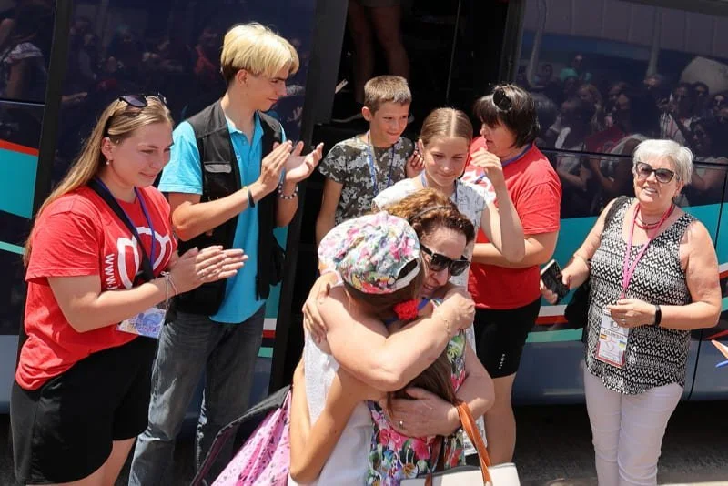 .-Quieren pasar un verano en paz y lejos de la guerra.