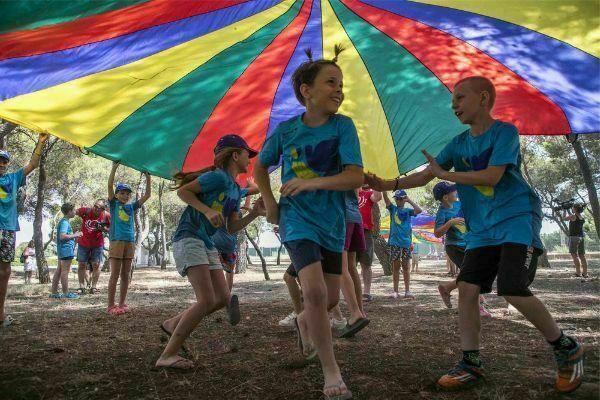 niños juego campamento