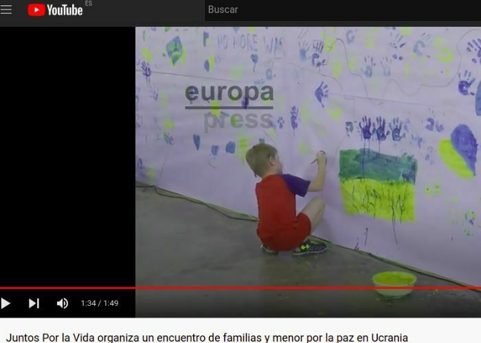 niño pintando mural ucrania