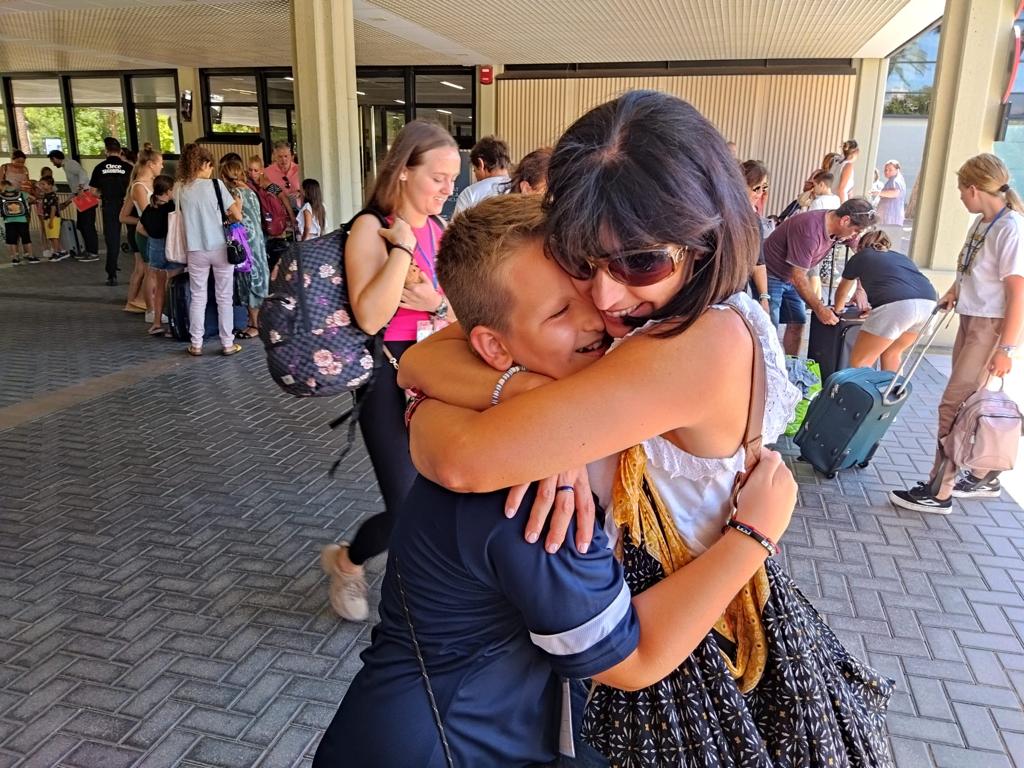 abrazo de madre de acogida