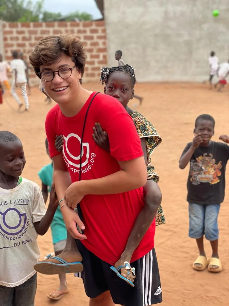 voluntario jugando con los niños y niñas