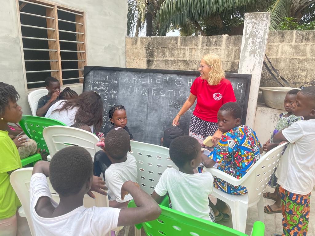 voluntarios 2022 voluntaria dando clases de español