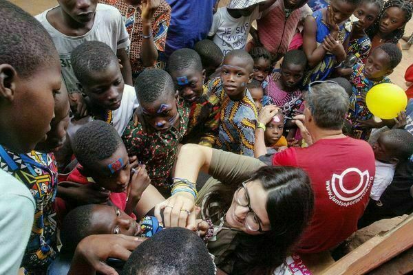 pintando caras los voluntarios de Benin