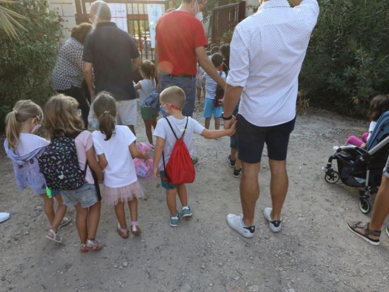 menores ucranianos esperando en la escuela