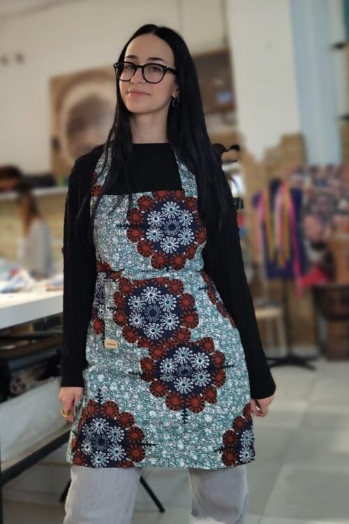 Delantal de tela africana floral azul y rojo