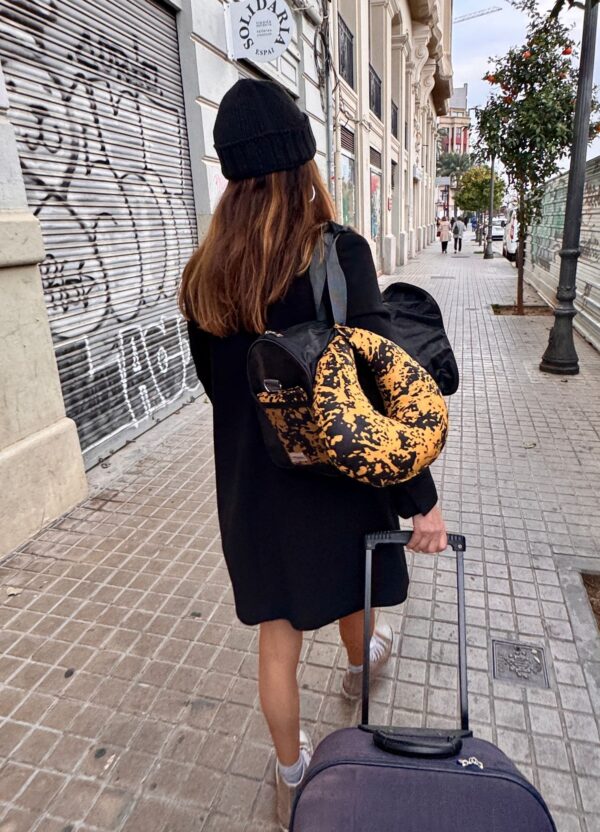 mujer con maleta y reposacabezas