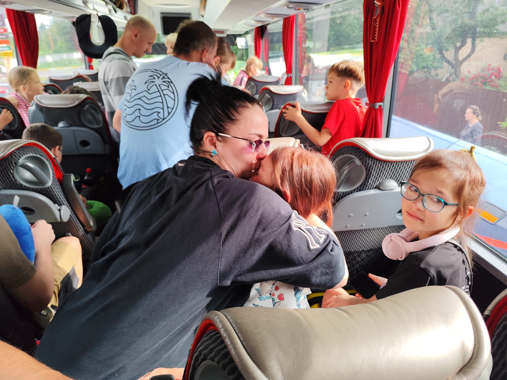 -Pobreza y misiles: 54 menores ucranianos salen del horror de la guerra y viajan para pasar el verano en paz con familias valencianas