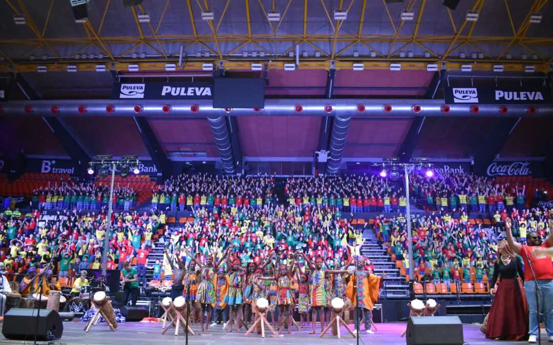 Mil voces cantan unidas por los derechos de la infancia en Africa y por la PAZ