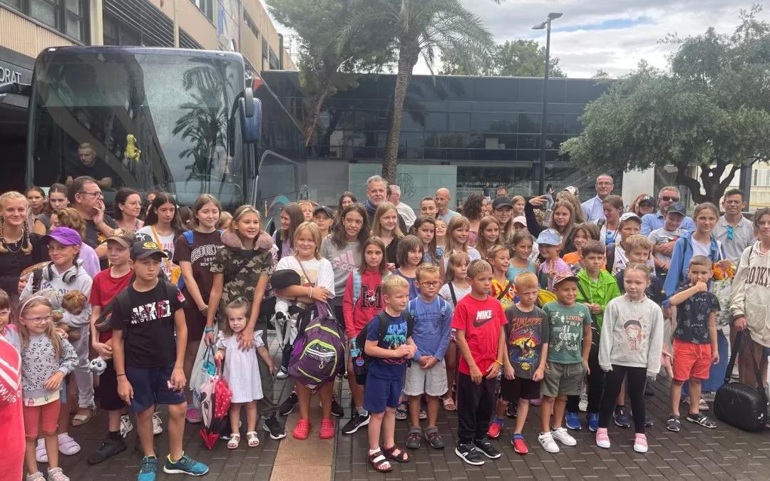 -Regresan a Ucrania los menores que han pasado un verano en paz con sus familias de acogida en la Comunitat Valenciana