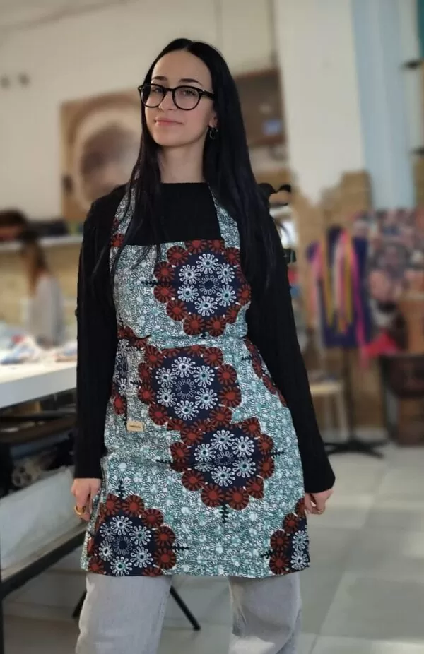 Delantal de tela africana floral azul y rojo