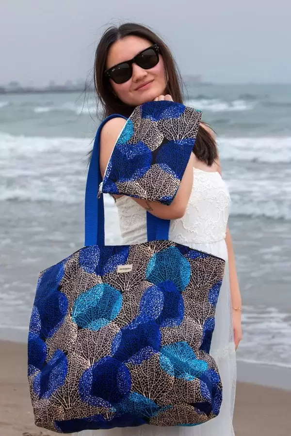 Bolso azul con neceser