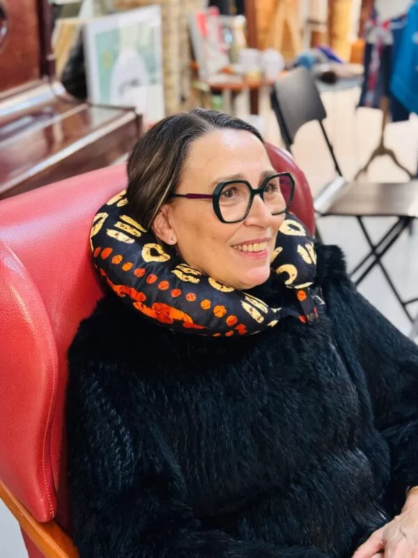 mujer con reposacuello de viaje