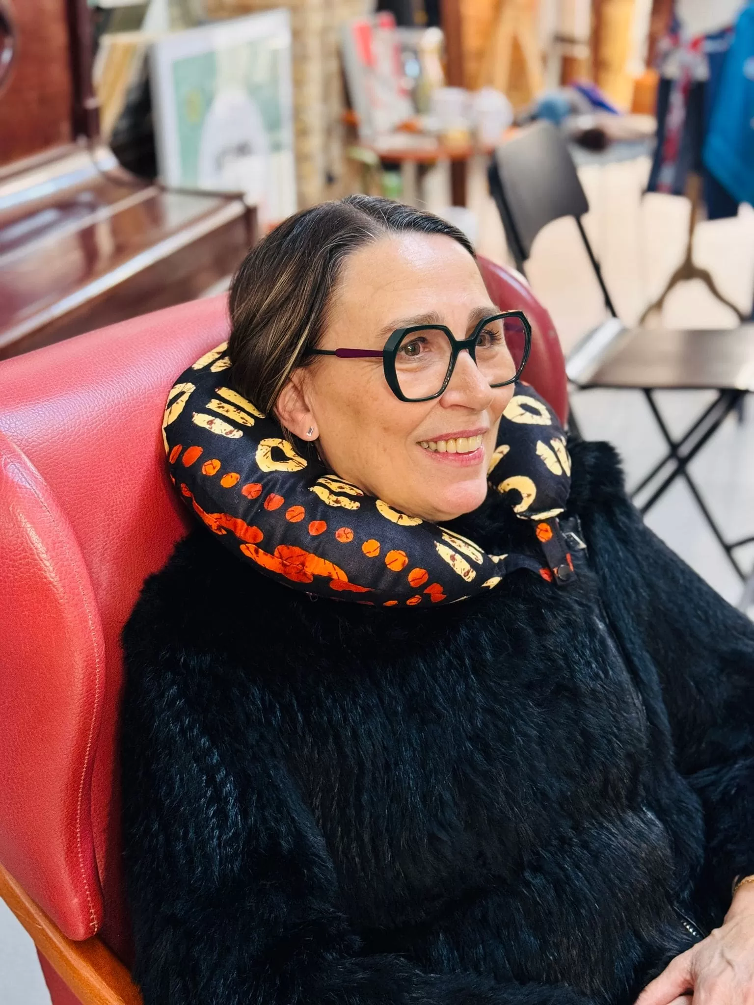 mujer con reposacuello de viaje