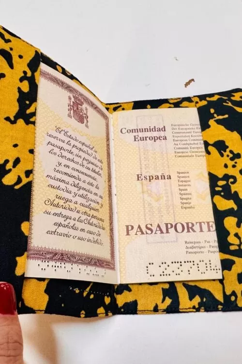funda de pasaporte color amarillo