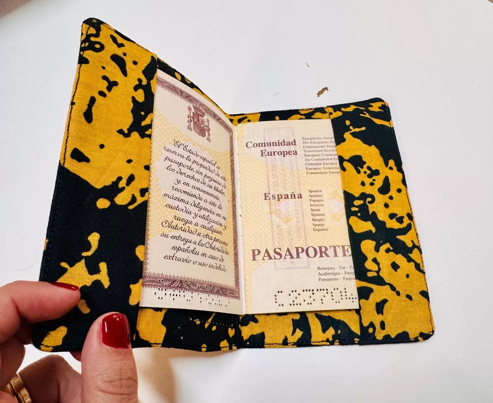 funda de pasaporte color amarillo