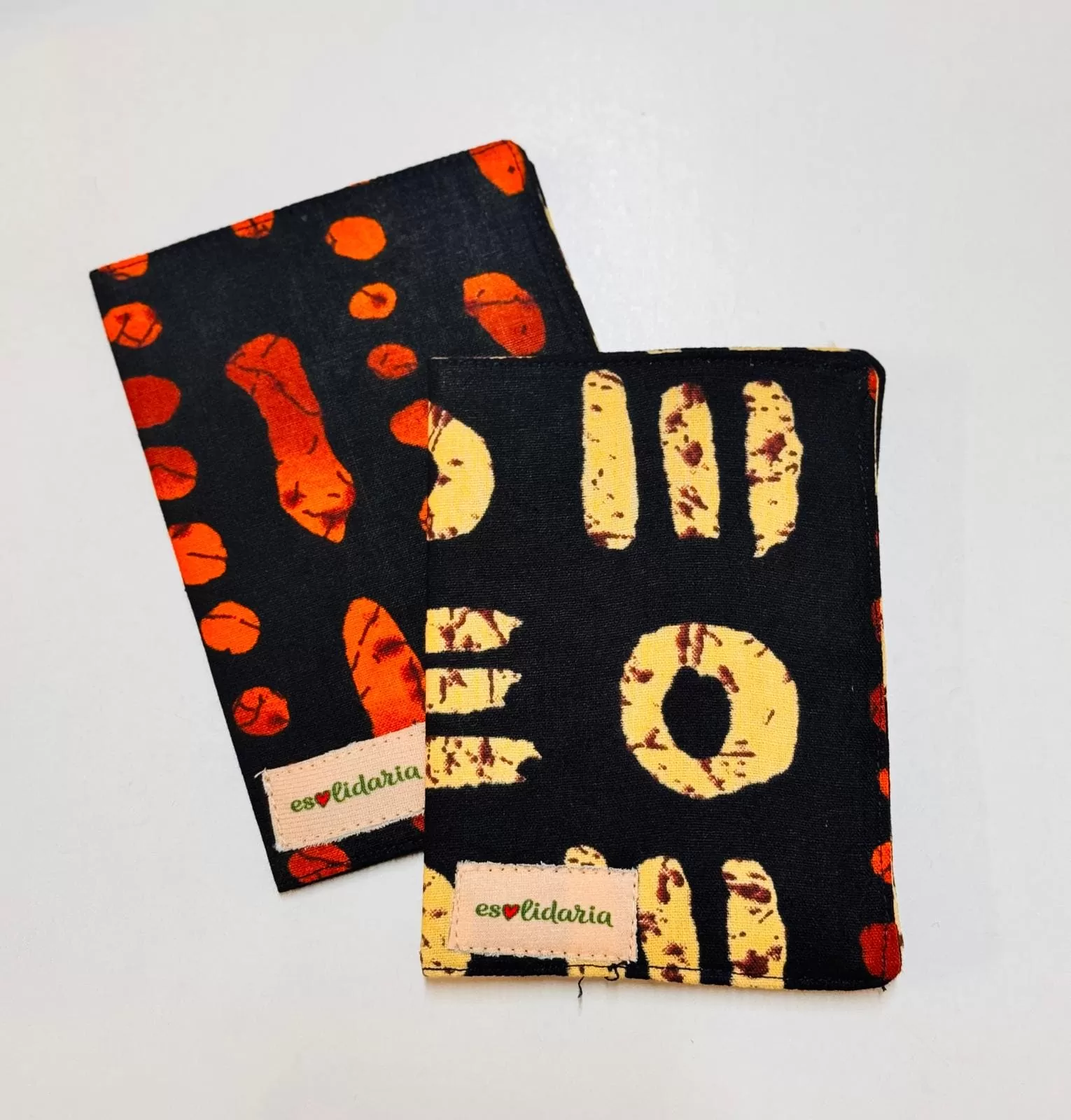 imagen de dos fundas de pasaporte