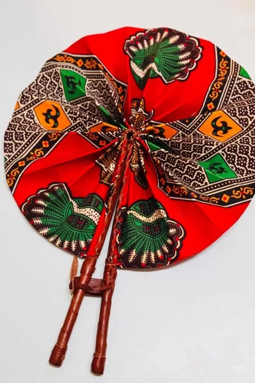 abanico artesanal africano rojo