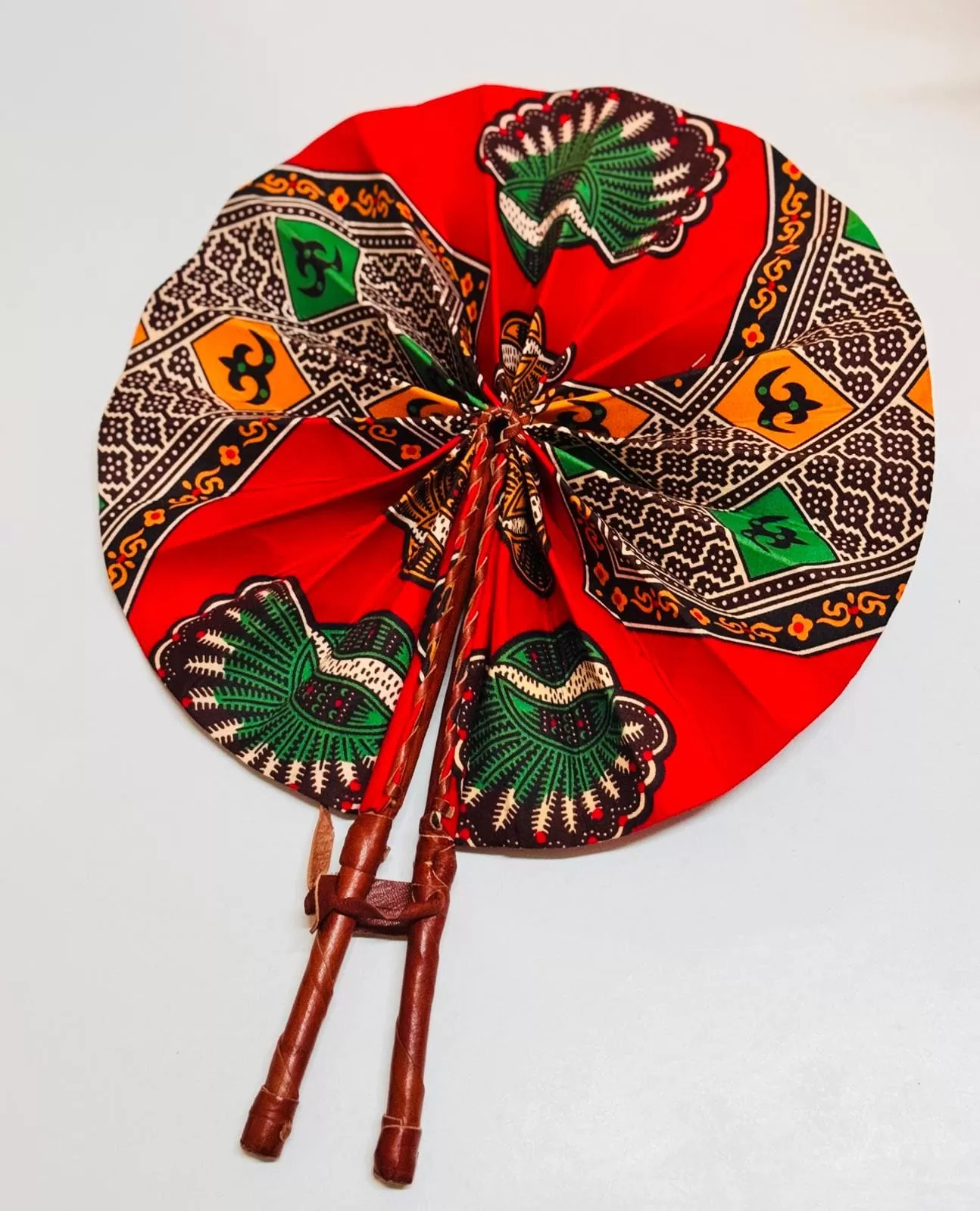 abanico artesanal africano rojo
