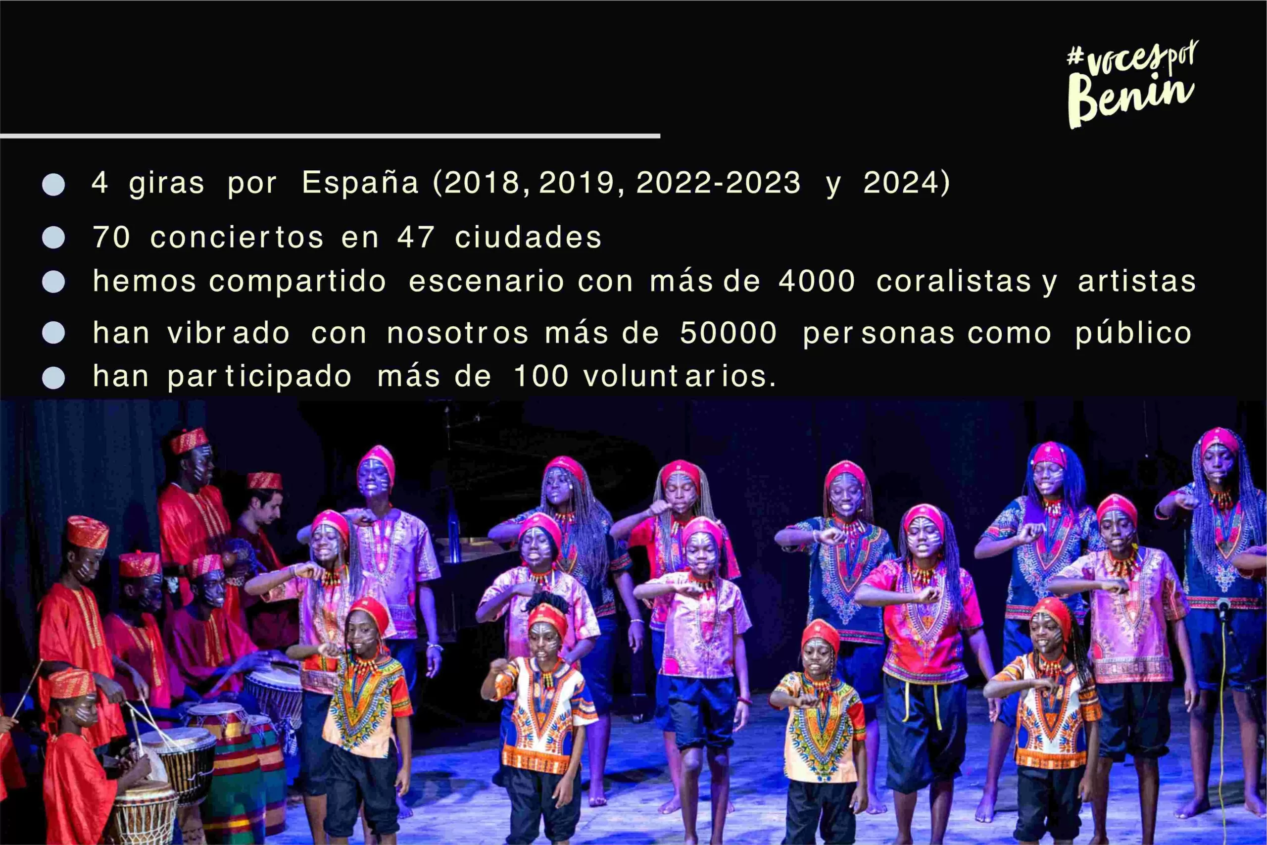 WEB5 coro saludando en el escenario