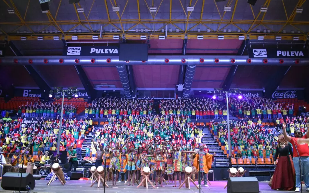 – Mil voces cantan unidas por los derechos de la infancia en Africa y por la PAZ